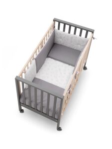 lettino per bambini Erbesi Evolution con sponde in legno naturale e grigio con paracolpi imbottiti