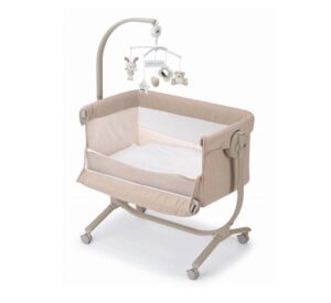 culla per neonati con struttura beige su ruote e giostrina con peluche appesa vista frontale inclinata