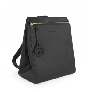 Zaino nero con zip dorata e dettaglio a forma di orsetto sulla parte frontale