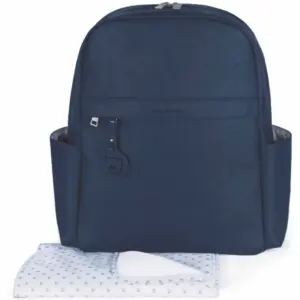 Zaino blu con tasche laterali e chiusura a zip, accompagnato da un tappetino pieghevole bianco con piccoli motivi
