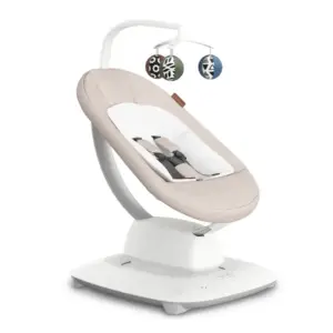 Sdraietta elettrica per neonati con struttura bianca e cuscino imbottito beige e bianco con cinture di sicurezza