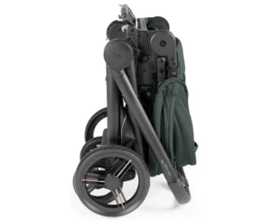 Passeggino PegPerego Trio City Loop Pro Slk piegato con ruote visibili e struttura compatta