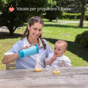 Donna versa liquido da bollitore portatile azzurro in biberon mentre bambino osserva