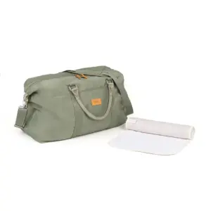 Borsa mamma verde in nylon con manici e tracolla accanto a un tappetino fasciatoio arrotolato