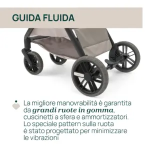 Dettaglio delle grandi ruote in gomma con cuscinetti a sfera e ammortizzatori del passeggino Chicco Trio Bellagio Como Lake
