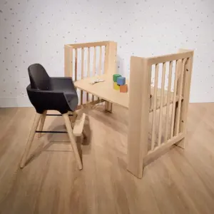 lettino Micuna CONVERBABY trasformato in scrivania con sedia nera e gambe in legno chiaro