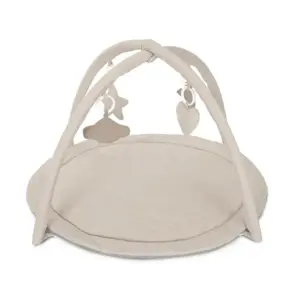 Tappeto palestrina ovale con archi imbottiti e giocattoli sospesi a forma di stella, cuore e nuvola in tonalità beige