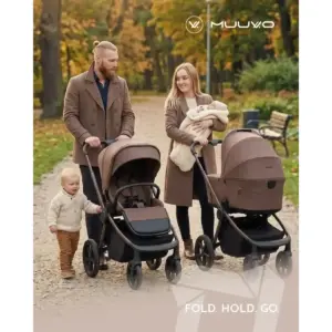 Coppia che passeggia in un parco con due passeggini Muuvo Trio Fold 3in1 e due bambini