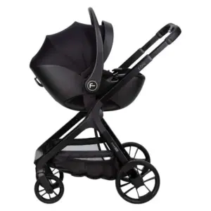 Passeggino modulare nero con seggiolino auto montato su telaio con ruote