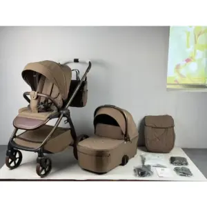 Passeggino trio con telaio, navicella e accessori coordinati color beige disposti su superficie chiara