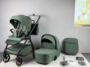 Passeggino trio con telaio, navicella e accessori coordinati di colore verde disposti su superficie chiara