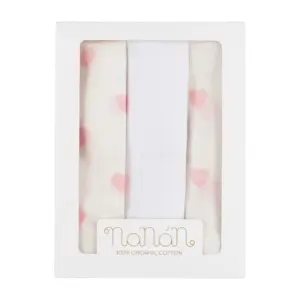 Set di tre mussole piegate con due a fantasia di cuori rosa e una bianca con logo ricamato in confezione bianca