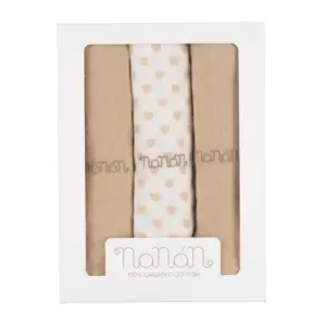 Set di tre mussole beige e bianca con stampa di piccoli motivi e logo ricamato in confezione bianca